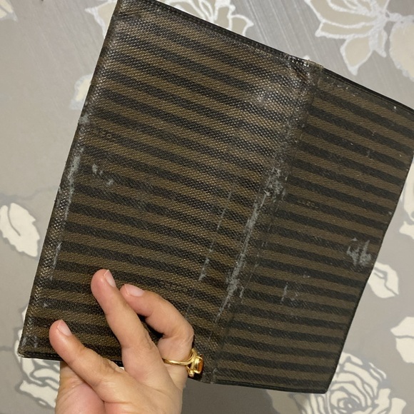 Fendi long wallet. Lots of deep scratches and paint peeling and scratches. - Picture 10 of 12